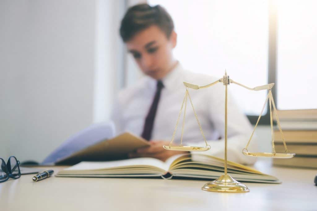 מה עליכם לעשות על מנת לבחור עורך דין לעניינים עסקיים שיעזור לכם בכתיבת החוזה